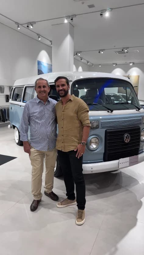 Fundador da Cortez Food Service ao lado da Kombi que deu origem à distribuidora